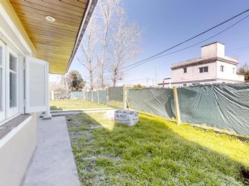 Casa en Venta de 3 Ambientes en Villa Rosa con Jardín