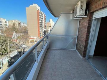 Amplio Monoambiente con balcón aterrazado