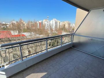 Amplio Monoambiente con balcón aterrazado