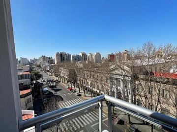 Amplio Monoambiente con balcón aterrazado