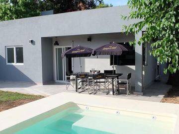 Casa 3 ambientes con pileta amoblada en alquiler - El Carmencito