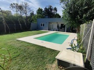 Casa 3 ambientes con pileta amoblada en alquiler - El Carmencito