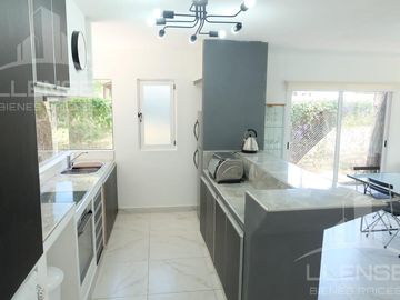 Casa 3 ambientes con pileta amoblada en alquiler - El Carmencito