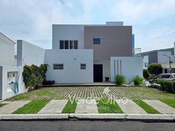 Renta casa amueblada en Centro Sur, frente al Hospital Ángeles, Qro. Alberca.