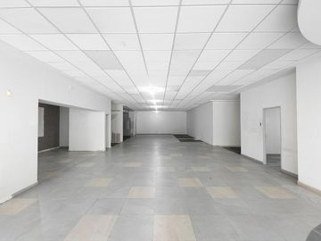Local comercial de 393 m² en renta – One Marina Park | Av. Marina Nacional