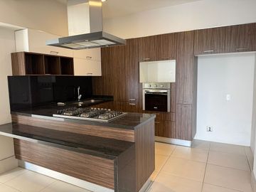 Departamento en renta en Lomas Altas | 2 recámaras + bodega + 2 estacionamientos
