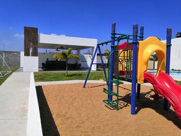 Casa en clúster con alberca y control de acceso en Fracc. Residencial del Bosque