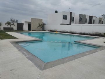 Casa en clúster con alberca y control de acceso en Fracc. Residencial del Bosque