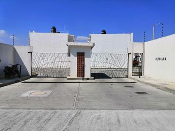 Casa en clúster con alberca y control de acceso en Fracc. Residencial del Bosque