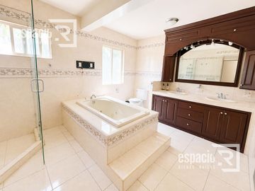 CASA EN RENTA O VENTA EN RESIDENCIAL CUMBRES FRENTE A PARQUE