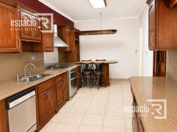 CASA EN RENTA O VENTA EN RESIDENCIAL CUMBRES FRENTE A PARQUE