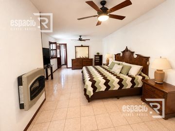 CASA EN RENTA O VENTA EN RESIDENCIAL CUMBRES FRENTE A PARQUE