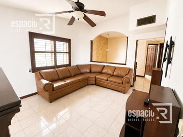 CASA EN RENTA O VENTA EN RESIDENCIAL CUMBRES FRENTE A PARQUE