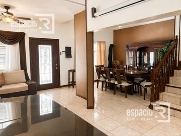 CASA EN RENTA O VENTA EN RESIDENCIAL CUMBRES FRENTE A PARQUE