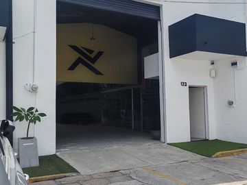 Renta oficina/local comercial Ladrón de Guevara DENTRO DE GYM