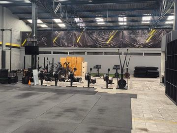 Renta oficina/local comercial Ladrón de Guevara DENTRO DE GYM