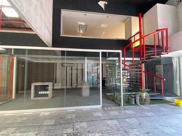 Renta oficina/local comercial Ladrón de Guevara DENTRO DE GYM