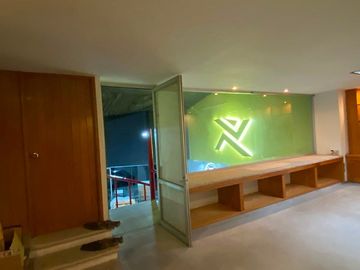 Renta oficina/local comercial Ladrón de Guevara DENTRO DE GYM