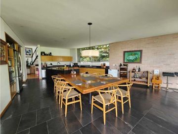 Hermosa Casa con vista al Valle del aburrá