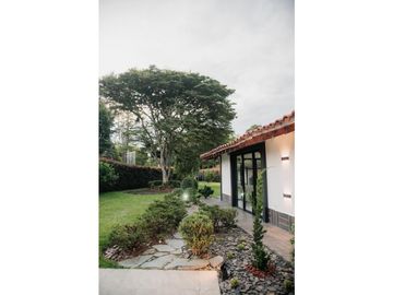 Magnífica casa en Llanogrande a 200 m del club Campestre