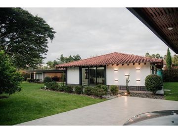 Magnífica casa en Llanogrande a 200 m del club Campestre