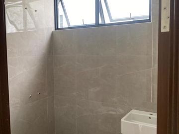 Disewakan Rumah 2,5 Lantai di Cluster Alstonia Citra Garden Bintaro