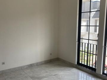 Disewakan Rumah 2,5 Lantai di Cluster Alstonia Citra Garden Bintaro