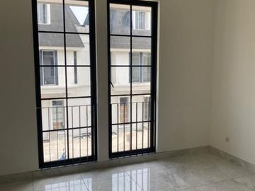 Disewakan Rumah 2,5 Lantai di Cluster Alstonia Citra Garden Bintaro