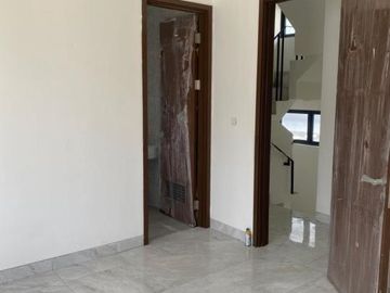 Disewakan Rumah 2,5 Lantai di Cluster Alstonia Citra Garden Bintaro