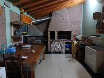 VENTA SALON CON DEPARTAMENTO EN GONZALEZ CATAN