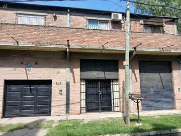 VENTA SALON CON DEPARTAMENTO EN GONZALEZ CATAN