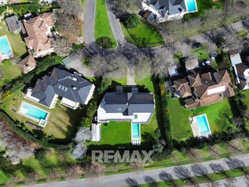 Venta Casa Ayres de Pilar 5 dorm- 1500m2 parque