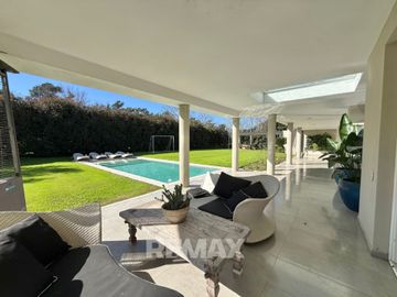 Venta Casa Ayres de Pilar 5 dorm- 1500m2 parque