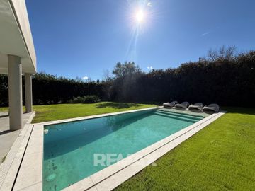 Venta Casa Ayres de Pilar 5 dorm- 1500m2 parque