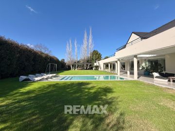 Venta Casa Ayres de Pilar 5 dorm- 1500m2 parque