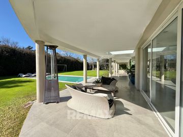 Venta Casa Ayres de Pilar 5 dorm- 1500m2 parque