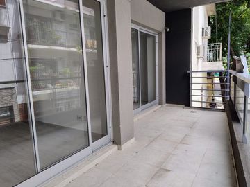 DEPARTAMENTO DE DOS AMBIENTES CON BALCON Y PATIO