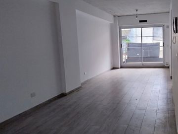 DEPARTAMENTO DE DOS AMBIENTES CON BALCON Y PATIO