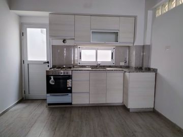 DEPARTAMENTO DE DOS AMBIENTES CON BALCON Y PATIO