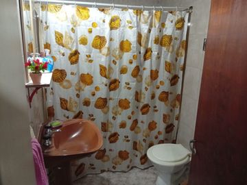 CASA DE PASILLO EN VENTA 3 DORMITORIOS PICHINCHA