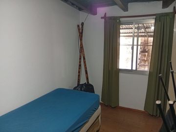 CASA DE PASILLO EN VENTA 3 DORMITORIOS PICHINCHA