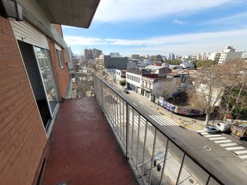 VENTA DPTO 3 AMBIENTES CON BALCON. BOEDO.