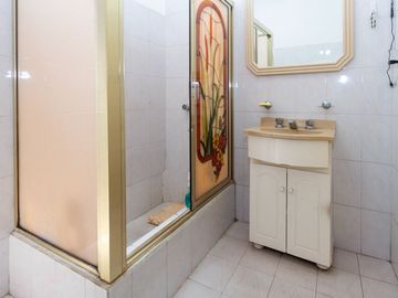 Venta PH 5 ambientes multifamiliar balcón frente