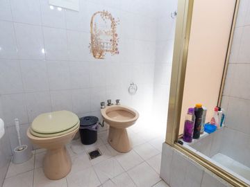 Venta PH 5 ambientes multifamiliar balcón frente