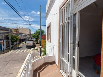 Venta PH 5 ambientes multifamiliar balcón frente
