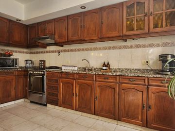 CASA 5 AMBIENTES LANUS OESTE con JARDIN y GALERIA