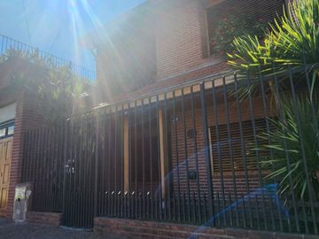CASA 5 AMBIENTES LANUS OESTE con JARDIN y GALERIA