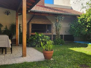 CASA 5 AMBIENTES LANUS OESTE con JARDIN y GALERIA