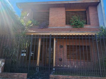 CASA 5 AMBIENTES LANUS OESTE con JARDIN y GALERIA