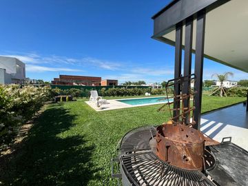 CASA EN VENTA 5 AMBIENTES PRADOS DEL OESTE